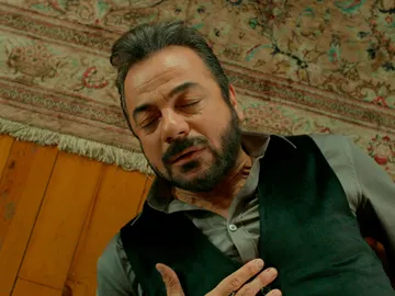 Fekeli sufre un infarto tras descubrir que Adnan es hijo de Yilmaz Fekeli sufre un infarto tras descubrir que Adnan es hijo de Yilmaz