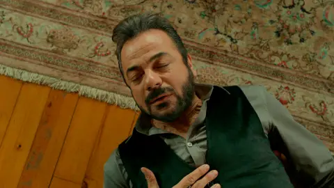 Fekeli sufre un infarto tras descubrir que Adnan es hijo de Yilmaz Fekeli sufre un infarto tras descubrir que Adnan es hijo de Yilmaz