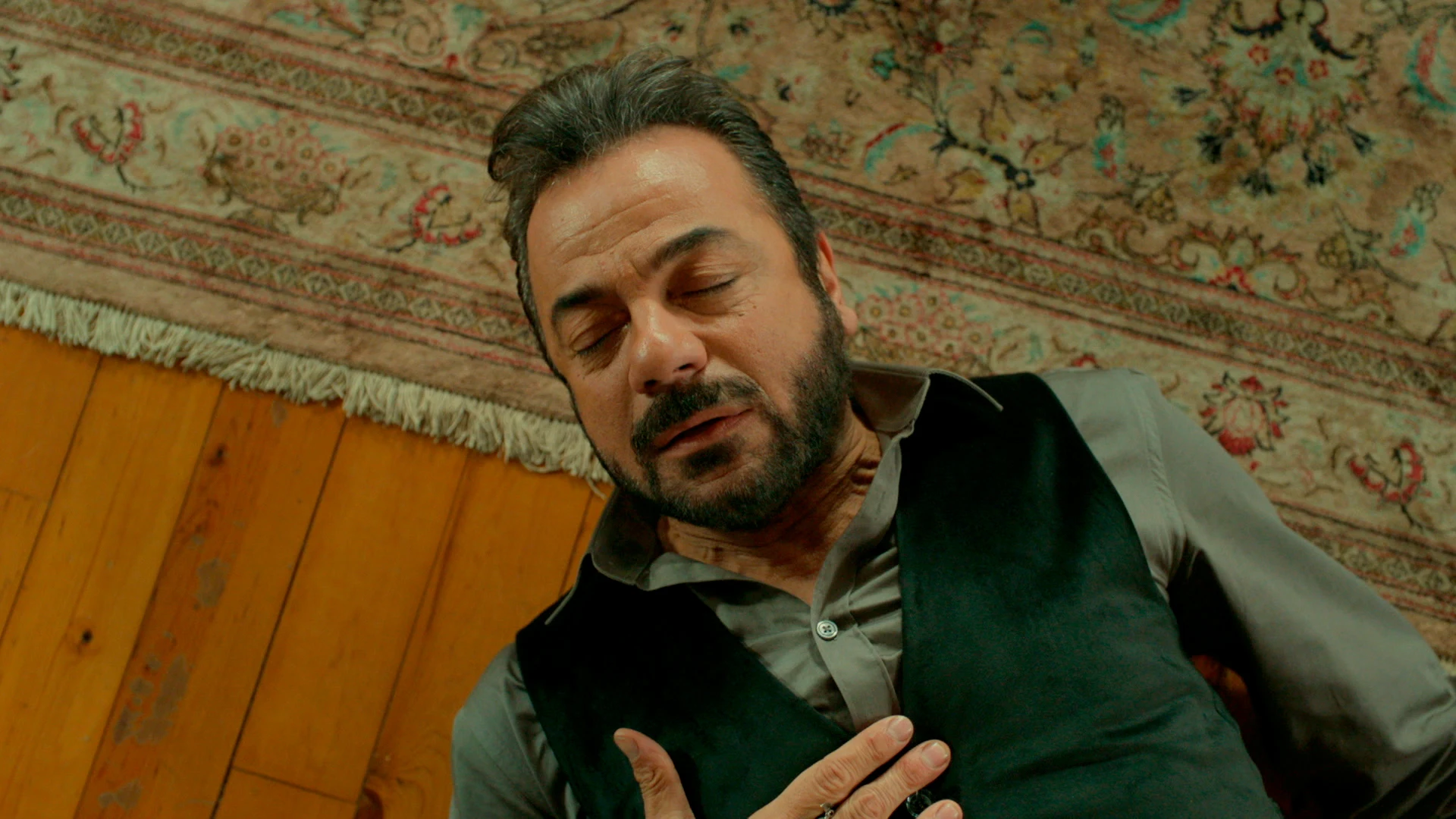 Fekeli sufre un infarto tras descubrir que Adnan es hijo de Yilmaz Fekeli sufre un infarto tras descubrir que Adnan es hijo de Yilmaz