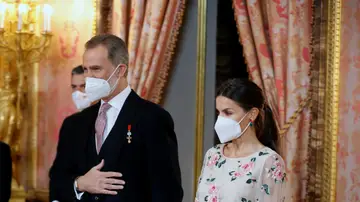 La reina Letizia sorprende con un vestido que llevó la reina Sofía al comienzo de la Transición