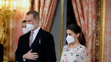 La reina Letizia sorprende con un vestido que llevó la reina Sofía al comienzo de la Transición La reina Letizia sorprende con un vestido que llevó la reina Sofía al comienzo de la Transición