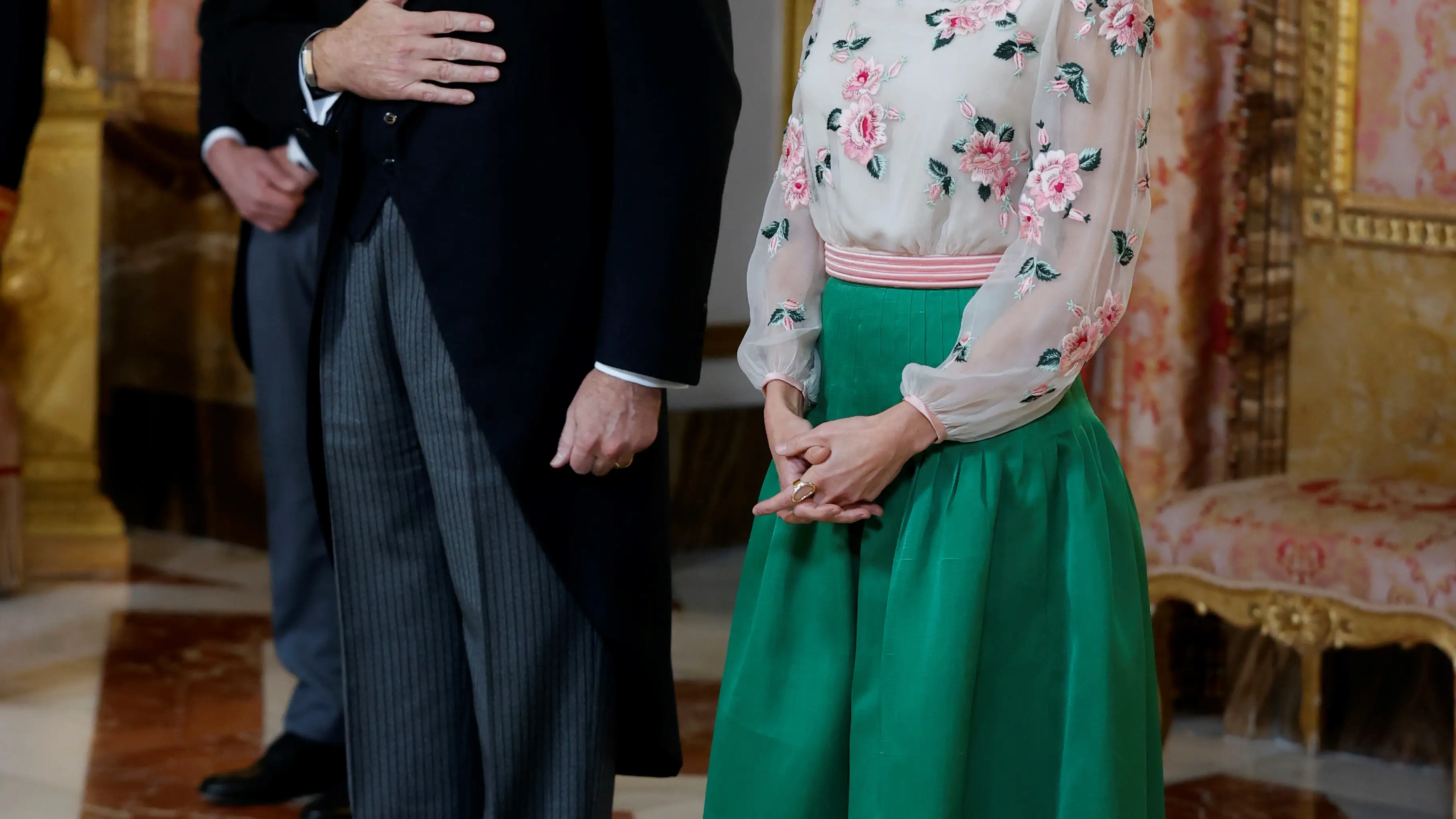 La reina Letizia sorprende con un vestido que llevó la reina Sofía al comienzo de la Transición La reina Letizia sorprende con un vestido que llevó la reina Sofía al comienzo de la Transición