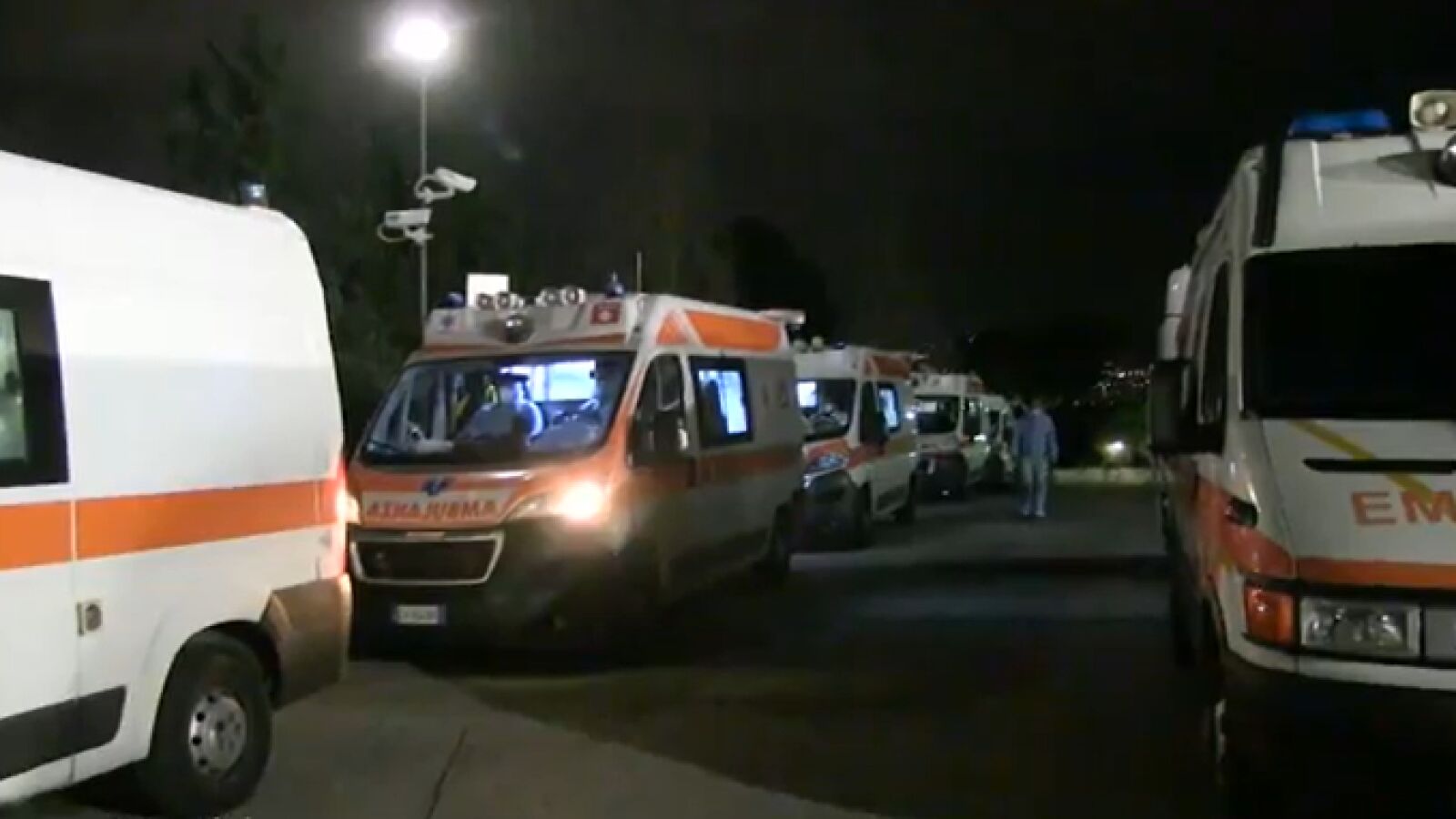 Así esperan decenas de ambulancias a las puertas del hospital de Palermo, en Italia, ante la escasez de camas