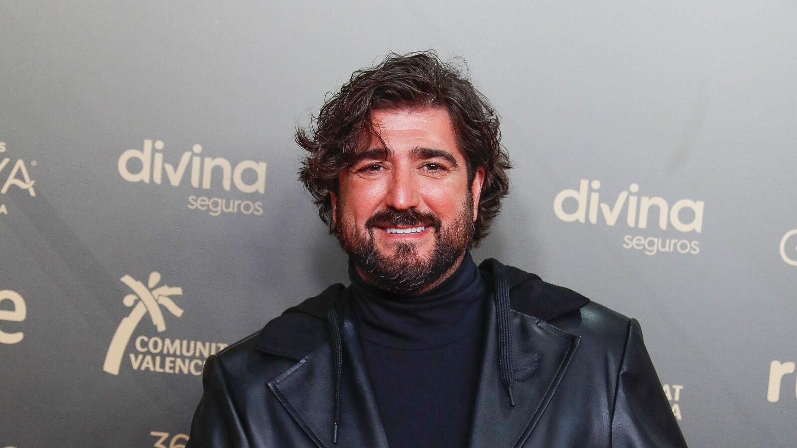Un emocionado Antonio Orozco comparte una imagen de sus dos hijos fundiéndose en un emotivo abrazo