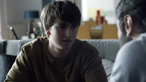 Lucas tranquiliza a su padre tras ser acusado públicamente de violador: “Yo te creo papá” Lucas tranquiliza a su padre tras ser acusado públicamente de violador: “Yo te creo papá”