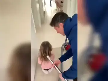 El vídeo viral de Lewandowski haciéndole la coleta a su hija pequeña