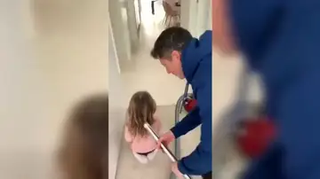 El vídeo viral de Lewandowski haciéndole la coleta a su hija pequeña