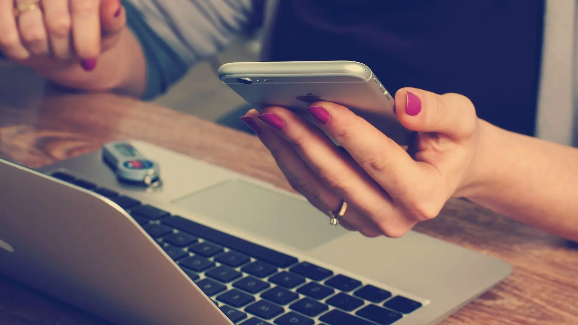 Una mujer al tel&eacute;fono