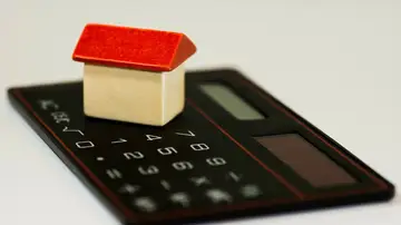 Imagen de una casa y una calculadora