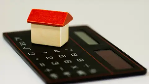 Imagen de una casa y una calculadora Imagen de una casa y una calculadora