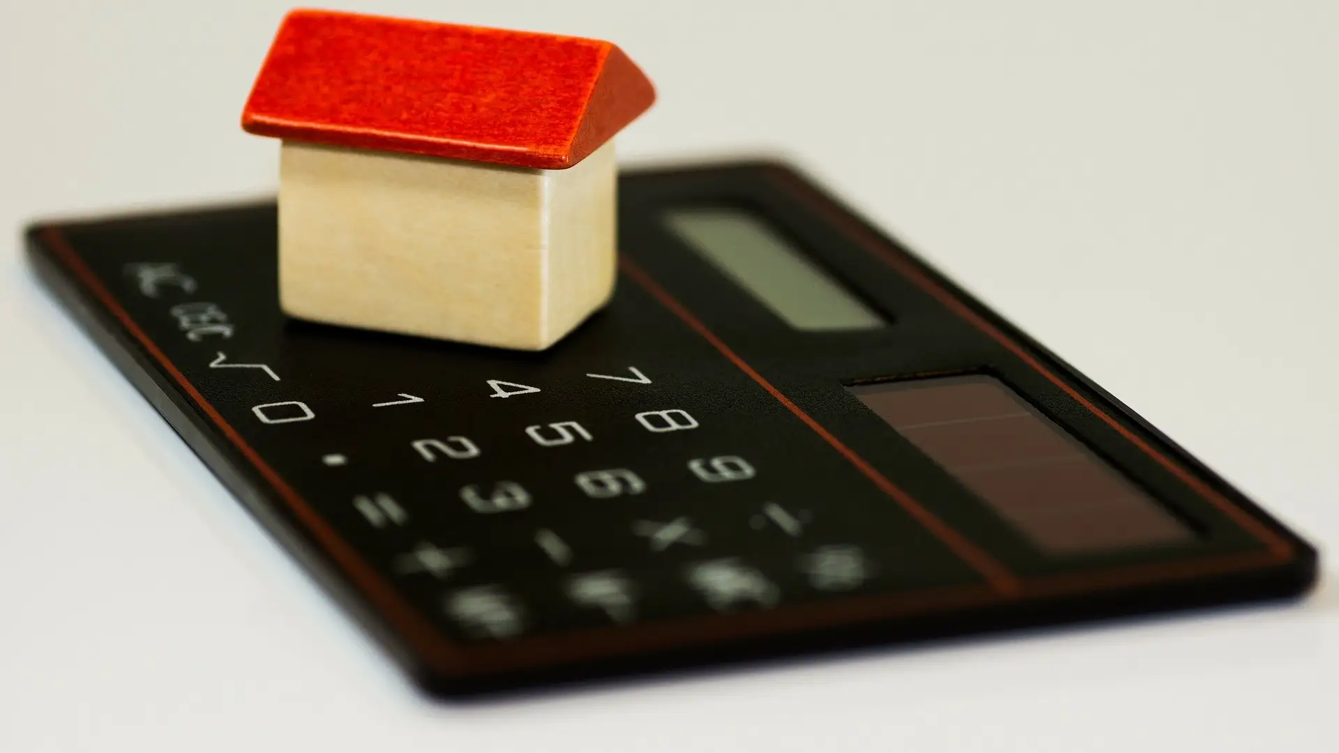 Imagen de una casa y una calculadora