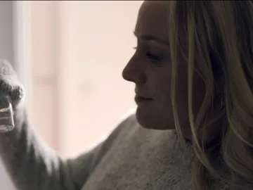 Xavier llega a casa y… ¡Laura está dentro!: ¿Habrá encontrado alguna pista que le ayude a recrear su hipótesis? Xavier llega a casa y… ¡Laura está dentro!: ¿Habrá encontrado alguna pista que le ayude a recrear su hipótesis?