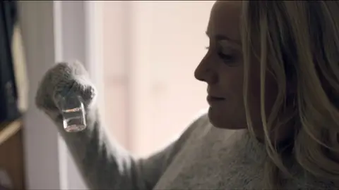 Xavier llega a casa y… ¡Laura está dentro!: ¿Habrá encontrado alguna pista que le ayude a recrear su hipótesis? Xavier llega a casa y… ¡Laura está dentro!: ¿Habrá encontrado alguna pista que le ayude a recrear su hipótesis?