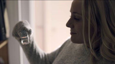 Xavier llega a casa y… ¡Laura está dentro!: ¿Habrá encontrado alguna pista que le ayude a recrear su hipótesis?