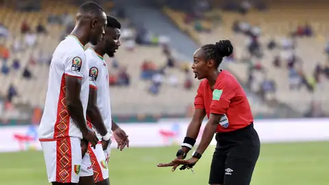 Salima Mukansanga durante el partido Salima Mukansanga durante el partido