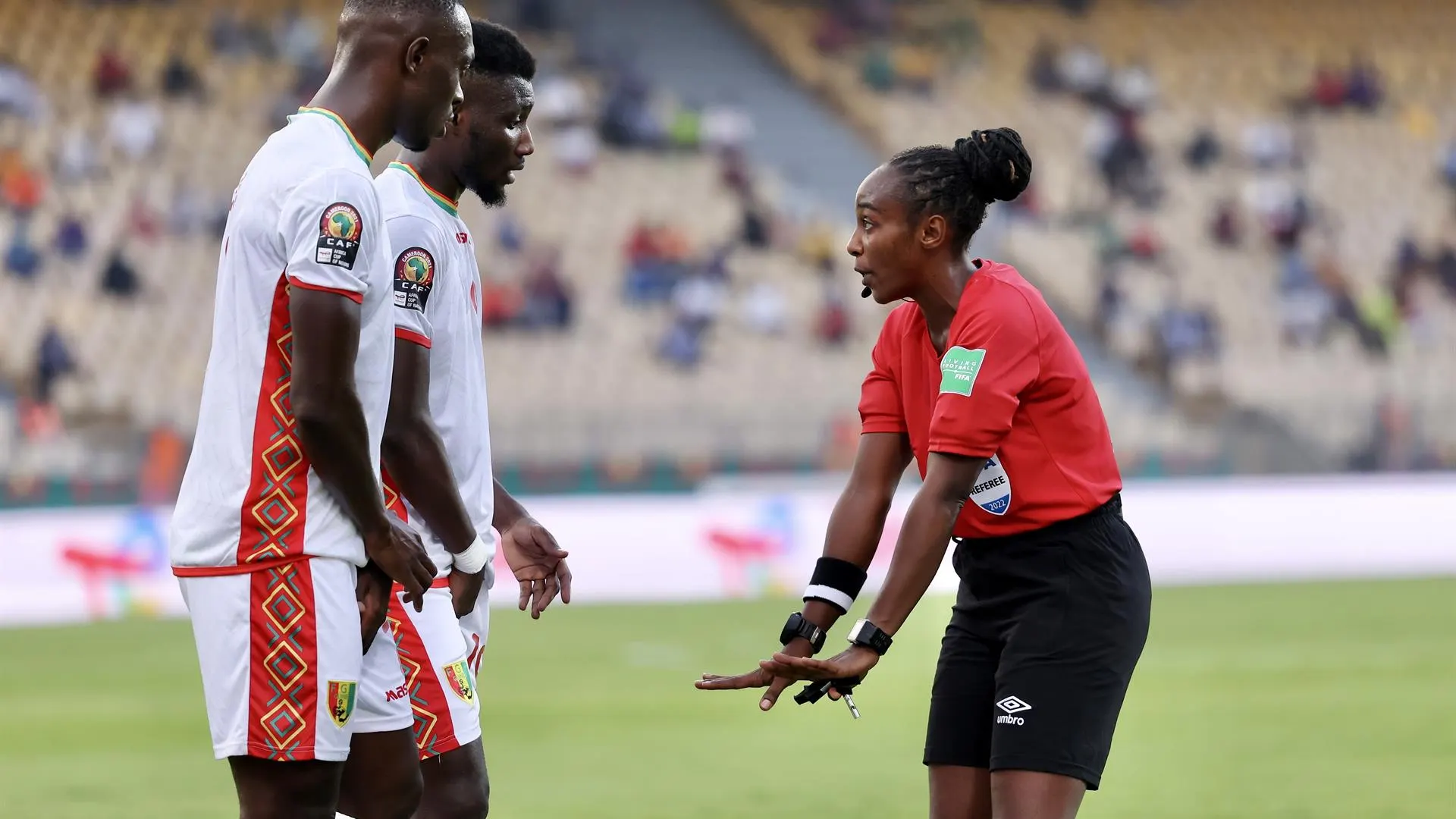 Salima Mukansanga durante el partido