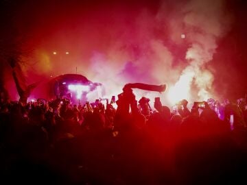 Aficionados de la Real Sociedad en los exteriores del Reale Arena