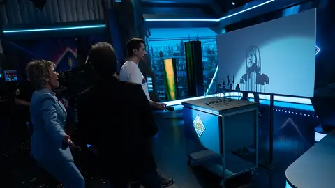 El arte improvi-shadow de Marron sorprende a Julia Otero en 'El Hormiguero 3.0' El arte improvi-shadow de Marron sorprende a Julia Otero en 'El Hormiguero 3.0'