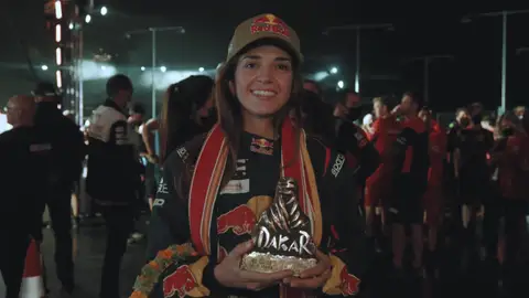Cristina Gutiérrez, primera española que sube al podio en el Dakar Cristina Gutiérrez, primera española que sube al podio en el Dakar