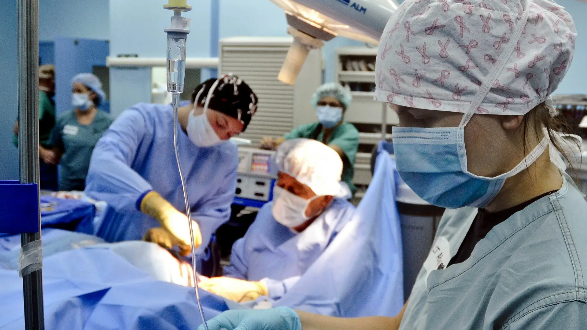 Una enfermera en un quirófano Una enfermera en un quirófano