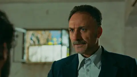 Hatip convence a un hombre inocente para que pague por el asesinato de Çengaver Hatip convence a un hombre inocente para que pague por el asesinato de Çengaver