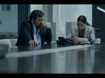 Cuatro capítulos para descubrir la verdad en ‘Mentiras’: "No podemos archivar el caso porque aparezca un imbécil a contarnos cuatro tonterías" Cuatro capítulos para descubrir la verdad en ‘Mentiras’: "No podemos archivar el caso porque aparezca un imbécil a contarnos cuatro tonterías"