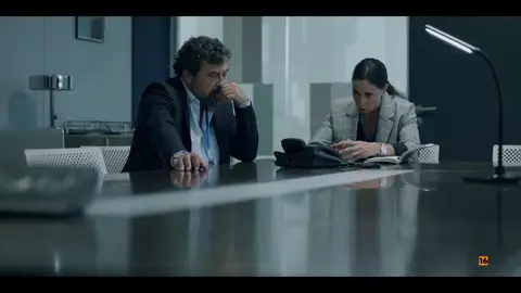 Cuatro capítulos para descubrir la verdad en ‘Mentiras’: "No podemos archivar el caso porque aparezca un imbécil a contarnos cuatro tonterías" Cuatro capítulos para descubrir la verdad en ‘Mentiras’: "No podemos archivar el caso porque aparezca un imbécil a contarnos cuatro tonterías"