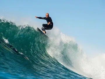 Kelly Slater surfeando una ola