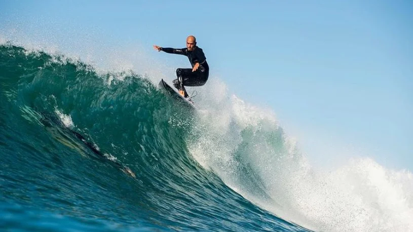 El regreso de una leyenda Kelly Slater surfeando una ola
