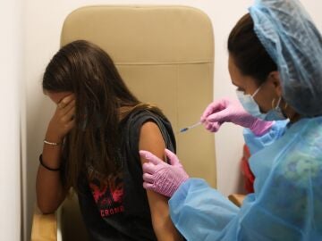Una niña recibe la vacuna contra el covid