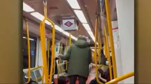El suceso ha tenido lugar en el Metro de Madrid. El suceso ha tenido lugar en el Metro de Madrid.