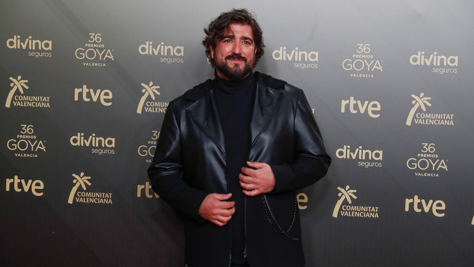 Antonio Orozco sorprende al mostrar lo mayor que está su hijo de 13 años en un divertido vídeo