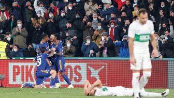 Hazard celebra el 1-2 ante el Elche en el Martínez Valero