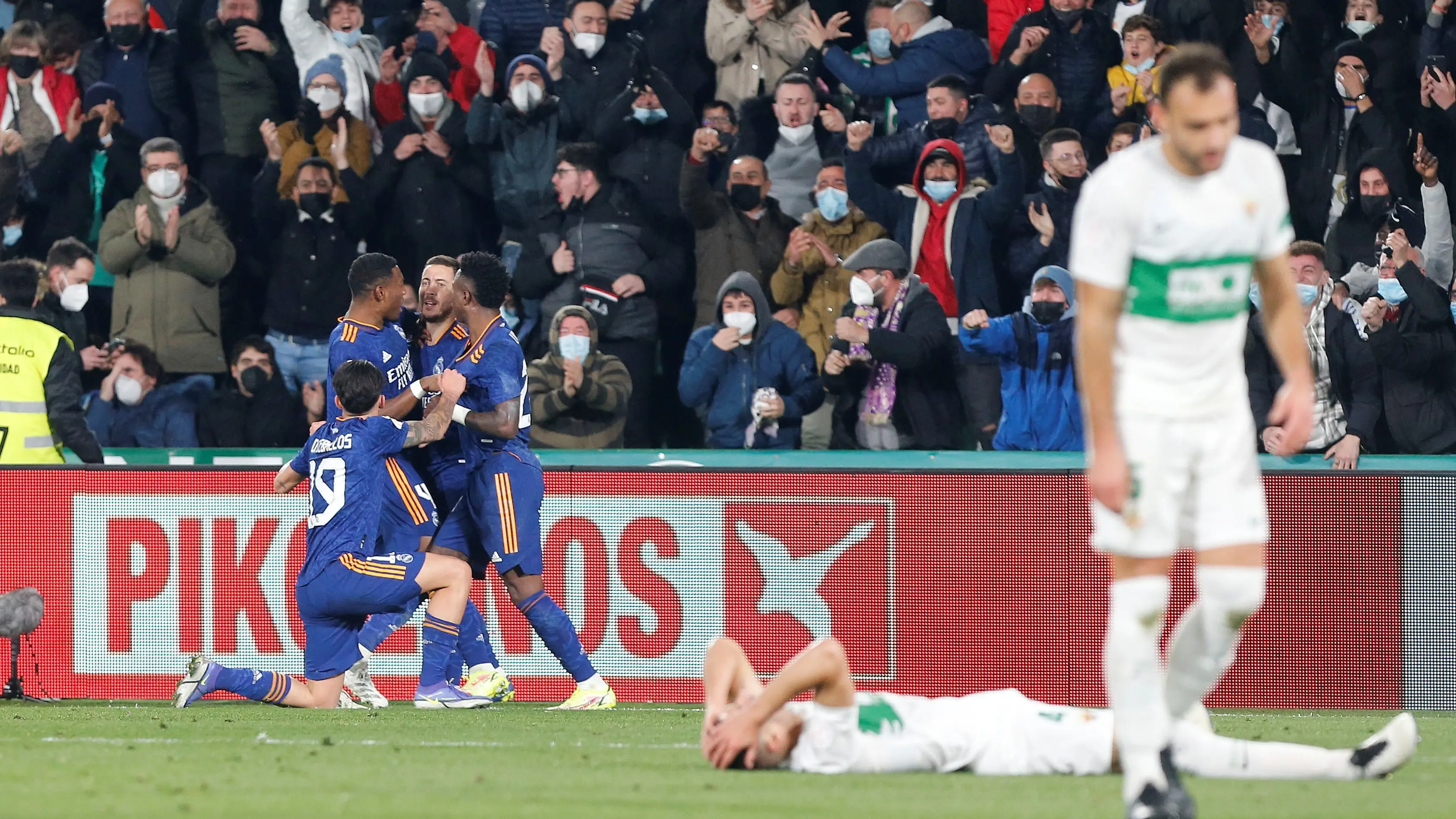 Hazard celebra el 1-2 ante el Elche en el Mart&iacute;nez Valero