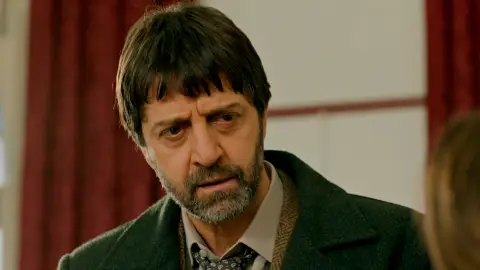 Sabahattin intenta demostrar su inocencia ante Jülide Sabahattin intenta demostrar su inocencia ante Jülide