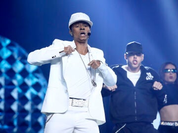 Pedro Marín, Usher y una 'esquelética' Lydia Bosch iluminan esta noche el escenario de 'Tu cara me suena'