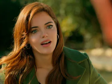 Züleyha demuestra que los celos de Müjgan rozan la locura delante de Demir y Yilmaz Züleyha demuestra que los celos de Müjgan rozan la locura delante de Demir y Yilmaz