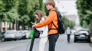 Dos jóvenes montados en un patinete eléctrico. Dos jóvenes montados en un patinete eléctrico.