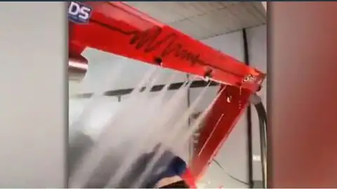Se cuelan en una máquina de autolavado Se cuelan en una máquina de autolavado