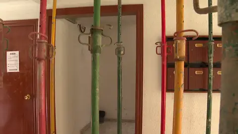 Una decena de casas, apuntaladas en Hospitalet Una decena de casas, apuntaladas en Hospitalet