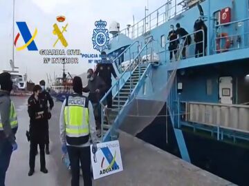 El vídeo de un pesquero interceptado con 560 kilos de cocaína en Canarias