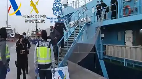 El vídeo de un pesquero interceptado con 560 kilos de cocaína en Canarias El vídeo de un pesquero interceptado con 560 kilos de cocaína en Canarias