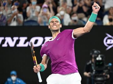 Rafa Nadal celebra su victoria ante Karen Khachanov en el Open de Australia