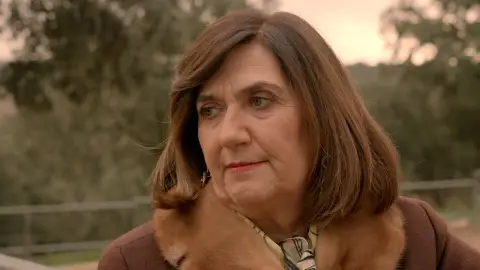 Carmen desprecia a Uriarte: “Por mucho que te empeñes jamás serás su padre, eres un miserable” Carmen desprecia a Uriarte: “Por mucho que te empeñes jamás serás su padre, eres un miserable”