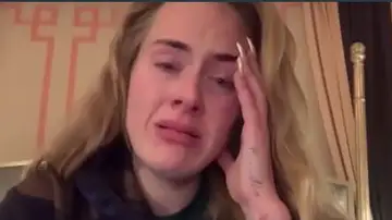 Adele comparte un vídeo llorando en sus redes sociales.