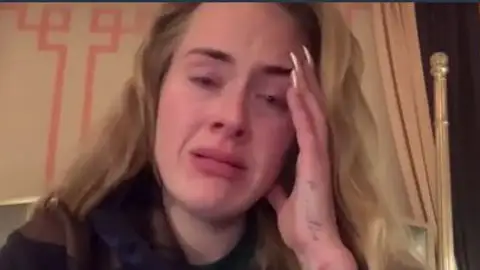 Adele comparte un vídeo llorando en sus redes sociales. Adele comparte un vídeo llorando en sus redes sociales.