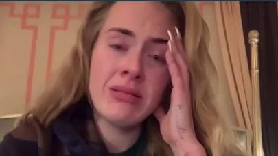 Adele comparte un v&iacute;deo llorando en sus redes sociales.