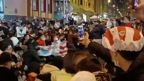 Aglomeraciones en Bilbao en plena sexta ola de coronavirus tras la victoria del Athletic ante el Barcelona en Copa Aglomeraciones en Bilbao en plena sexta ola de coronavirus tras la victoria del Athletic ante el Barcelona en Copa