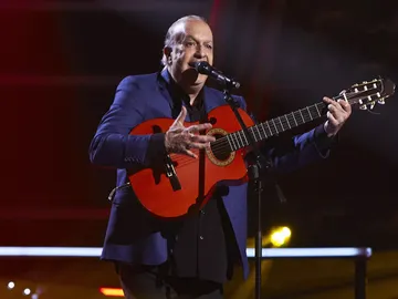 Peret Reyes canta ‘Una lágrima cayó en la arena’ en la Semifinal de ‘La Voz Senior’ Peret Reyes canta ‘Una lágrima cayó en la arena’ en la Semifinal de ‘La Voz Senior’