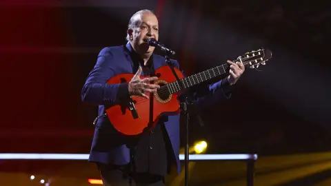 Peret Reyes canta ‘Una lágrima cayó en la arena’ en la Semifinal de ‘La Voz Senior’ Peret Reyes canta ‘Una lágrima cayó en la arena’ en la Semifinal de ‘La Voz Senior’